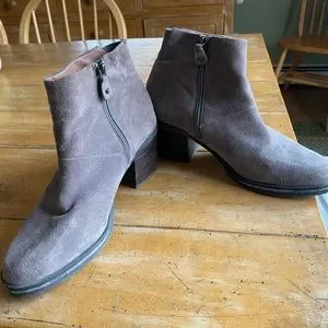 Bottines Gentle Souls - Suède Gris - Taille 9.5 US - Talon Bas 1.5 Pouces - Style Bootie Confort